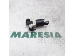 Used Windscreen washer pump Renault Espace (JK) 3.0 dCi V6 24V Price € 10,00 Margin scheme offered by Maresia Parts