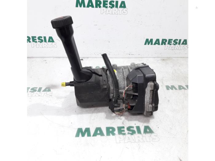 Usagé Pompe de direction Citroen C4 Grand Picasso (UA) 1.8 16V Prix € 157,50 Règlement à la marge proposé par Maresia Parts
