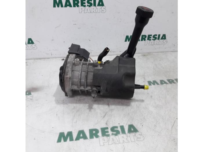 Power steering pump from a Citroën C4 Grand Picasso (UA) 1.8 16V 2007