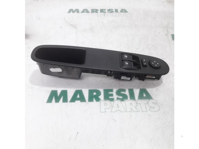 Usados Interruptor combinado de ventanillas Fiat Punto III (199) 0.9 TwinAir Turbo 100 Precio € 25,00 Norma de margen ofrecido por Maresia Parts