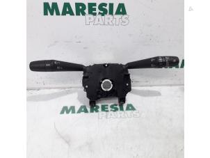 Usagé Commodo d'essuie glace Fiat 500X (334) 1.6 E-torq 16V Prix € 105,00 Règlement à la marge proposé par Maresia Parts