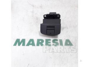 Used Parking brake switch Renault Espace (JK) 3.0 dCi V6 24V Price € 30,00 Margin scheme offered by Maresia Parts