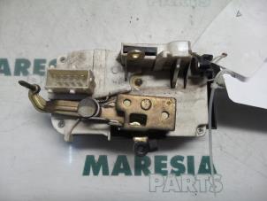 Usagé Serrure portière mécanique 4portes avant droite Fiat Ulysse (179) 2.2 JTD 16V Prix € 35,00 Règlement à la marge proposé par Maresia Parts