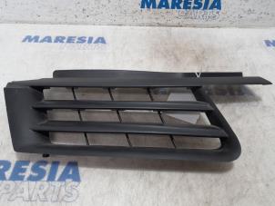 Used Grille Renault Espace (JK) 3.0 dCi V6 24V Price on request offered by Maresia Parts