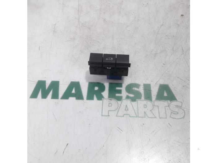 Usados Interruptor Citroen Jumpy 1.6 Blue HDi 115 Precio € 20,00 Norma de margen ofrecido por Maresia Parts