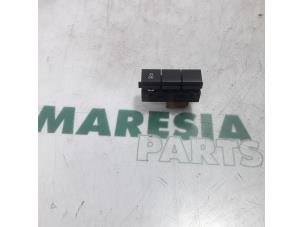 Używane Przelacznik Citroen Jumpy 1.6 Blue HDi 115 Cena € 20,00 Procedura marży oferowane przez Maresia Parts
