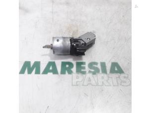 Usagé Serrure de contact + clé Citroen C4 Grand Picasso (UA) 2.0 HDiF 16V 135 Prix € 40,00 Règlement à la marge proposé par Maresia Parts