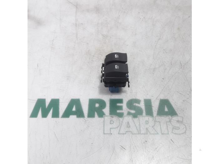 Usados Interruptor combinado de ventanillas Renault Master III (EV/HV/UV/VA/VB/VD/VF/VG/VJ) 2.3 dCi 125 16V FWD Precio € 30,25 IVA incluido ofrecido por Maresia Parts