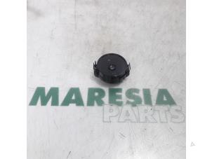 Usagé Capteur de pluie Renault Master IV (EV/HV/UV/VA/VB/VD/VF/VG/VJ) 2.3 dCi 125 16V FWD Prix € 18,15 Prix TTC proposé par Maresia Parts