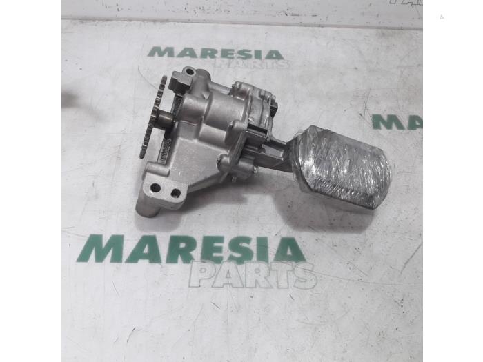 Używane Pompa oleju Citroen C4 Grand Picasso (UA) 2.0 HDiF 16V 135 Cena € 50,00 Procedura marży oferowane przez Maresia Parts