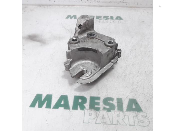 Engine mount from a Citroën C4 Grand Picasso (UA) 2.0 HDiF 16V 135 2007