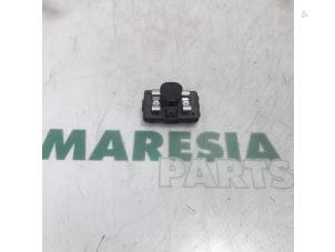 Used Light sensor Alfa Romeo 159 Sportwagon (939BX) 3.2 JTS V6 24V Price € 50,00 Margin scheme offered by Maresia Parts