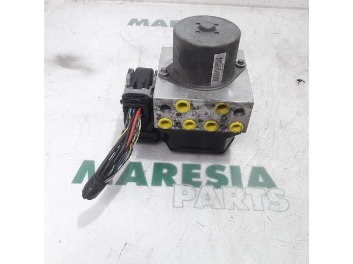 Usagé Bloc ABS Alfa Romeo 159 Sportwagon (939BX) 3.2 JTS V6 24V Prix € 131,25 Règlement à la marge proposé par Maresia Parts