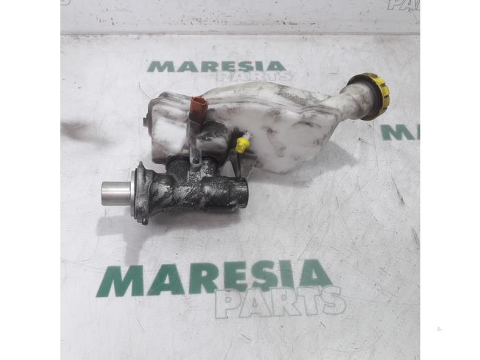 Master cylinder from a Citroën C3 (SX/SW) 1.2 12V e-THP PureTech 110 2017
