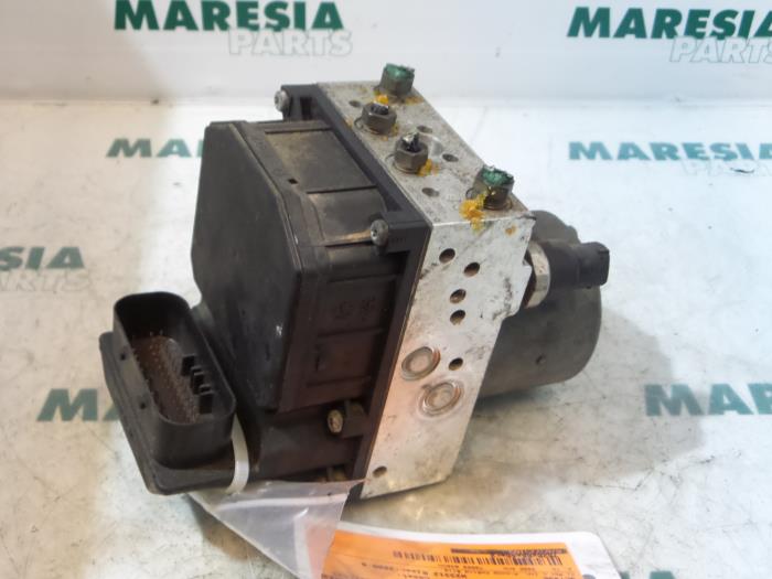 Używane Pompa ABS Fiat Ulysse (179) 2.2 JTD 16V Cena € 50,00 Procedura marży oferowane przez Maresia Parts