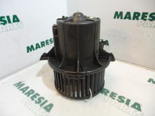 Usados Motor de ventilador de calefactor Peugeot 307 (3A/C/D) 1.6 16V Precio € 30,00 Norma de margen ofrecido por Maresia Parts
