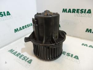 Usados Motor de ventilador de calefactor Peugeot 307 CC (3B) 2.0 HDIF 16V Precio € 30,00 Norma de margen ofrecido por Maresia Parts