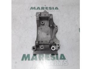 Używane Wspornik (rózne) Citroen C5 III Berline (RD) 2.0 16V Cena € 20,00 Procedura marży oferowane przez Maresia Parts