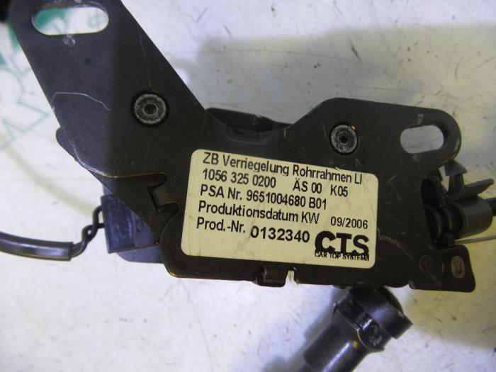 Używane Sterowanie dachu cabrio Peugeot 307 CC (3B) 2.0 16V Cena € 75,00 Procedura marży oferowane przez Maresia Parts