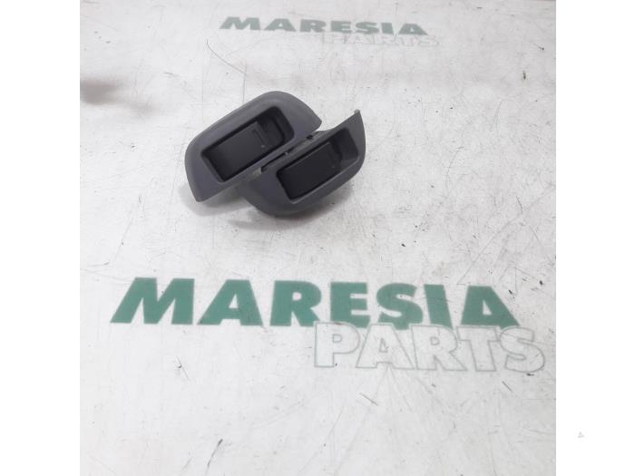 Usados Interruptor combinado de ventanillas Citroen C1 1.0 12V Precio € 20,00 Norma de margen ofrecido por Maresia Parts