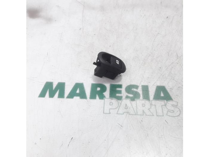 Usados Interruptor combinado de ventanillas Citroen C2 (JM) 1.6 16V VTR Precio € 15,00 Norma de margen ofrecido por Maresia Parts