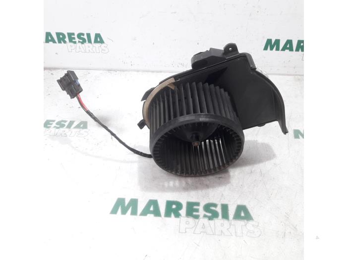 Heating and ventilation fan motor from a Citroën Jumpy (G9) 1.6 HDI 2015