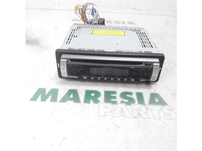 Reproductor de radio y CD (varios) de un Renault Trafic New (FL) 1.9 dCi 100 16V 2004