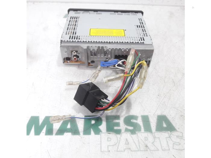 Radio/CD player (miscellaneous) from a Renault Trafic New (FL) 1.9 dCi 100 16V 2004