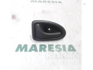 Używane Uchwyt drzwi lewych wersja 2-drzwiowa Renault Trafic New (FL) 1.9 dCi 100 16V Cena € 25,00 Procedura marży oferowane przez Maresia Parts
