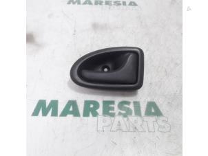 Gebrauchte Türgriff 2-türig rechts Renault Trafic New (FL) 1.9 dCi 100 16V Preis € 25,00 Margenregelung angeboten von Maresia Parts