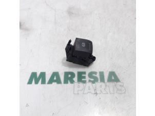 Used Parking brake switch Renault Scénic III (JZ) 1.6 Energy dCi 130 Price € 15,00 Margin scheme offered by Maresia Parts
