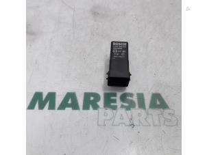 Used Glow plug relay Renault Scénic III (JZ) 1.6 Energy dCi 130 Price € 15,00 Margin scheme offered by Maresia Parts