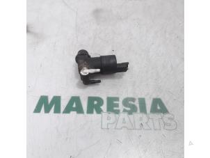 Used Windscreen washer pump Renault Laguna II Grandtour (KG) 2.0 16V Price € 10,00 Margin scheme offered by Maresia Parts