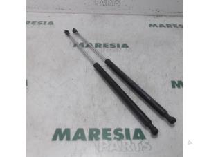 Used Set of tailgate gas struts Renault Laguna II Grandtour (KG) 2.0 16V Price € 25,00 Margin scheme offered by Maresia Parts