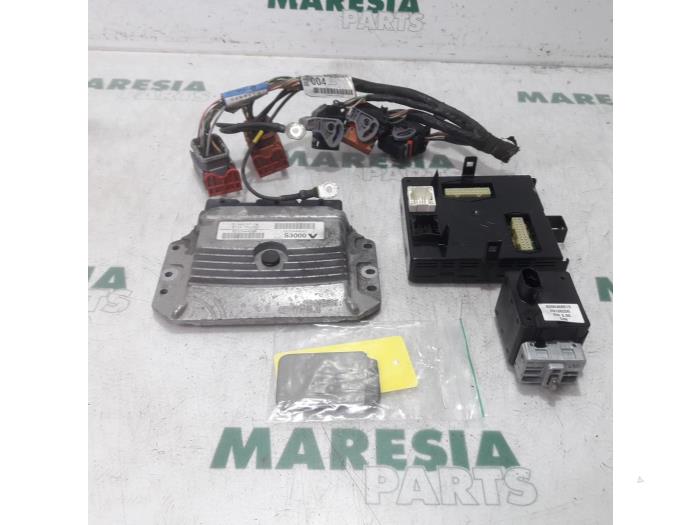 Used Engine management computer Renault Laguna II Grandtour (KG) 2.0 16V Price € 210,00 Margin scheme offered by Maresia Parts