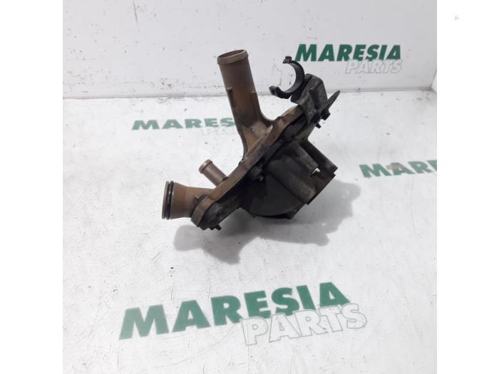 Water pump from a Peugeot Boxer (U9) 2.2 HDi 120 Euro 4 2007