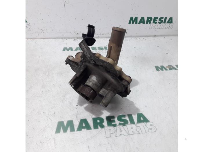 Water pump from a Peugeot Boxer (U9) 2.2 HDi 120 Euro 4 2007