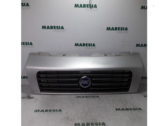Używane Grill Fiat Ducato (250) 2.2 D 100 Multijet Euro 4 Cena € 78,65 Z VAT oferowane przez Maresia Parts