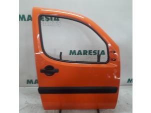 Używane Drzwi prawe wersja 2-drzwiowa Fiat Doblo Cargo (223) 1.3 D 16V Multijet DPF Cena € 80,00 Procedura marży oferowane przez Maresia Parts