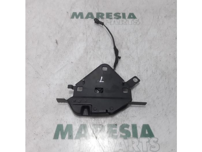 Używane Blokada dachu cabrio Peugeot 207 CC (WB) 1.6 16V Cena € 59,99 Procedura marży oferowane przez Maresia Parts
