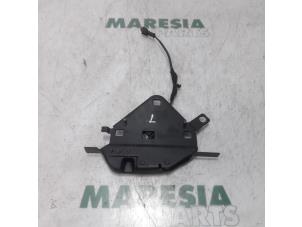 Używane Blokada dachu cabrio Peugeot 207 CC (WB) 1.6 16V Cena € 75,00 Procedura marży oferowane przez Maresia Parts