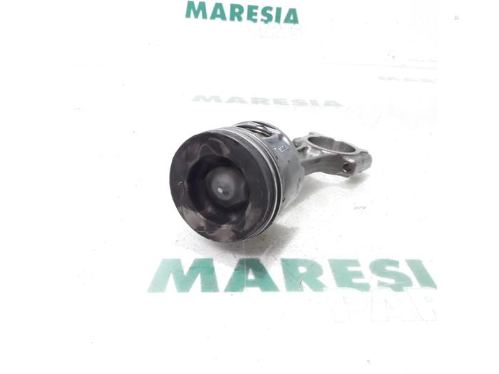 Usados Pistón Renault Kangoo Express (FW) 1.5 dCi 90 FAP Precio € 50,00 Norma de margen ofrecido por Maresia Parts