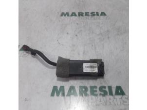 Usagé Antenne GPS Peugeot 308 CC (4B) 1.6 HDiF 16V Prix € 50,00 Règlement à la marge proposé par Maresia Parts