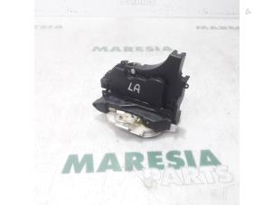 Gebrauchte Türschlossmechanik 4-türig links hinten Citroen C-Crosser 2.2 HDiF 16V Preis € 75,00 Margenregelung angeboten von Maresia Parts