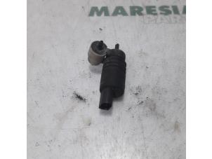 Używane Pompa spryskiwacza przód Citroen C-Crosser 2.2 HDiF 16V Cena € 15,00 Procedura marży oferowane przez Maresia Parts
