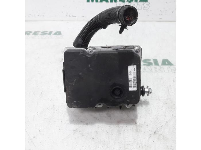 ABS pump from a Peugeot 3008 I (0U/HU) 1.6 HDiF 16V 2010