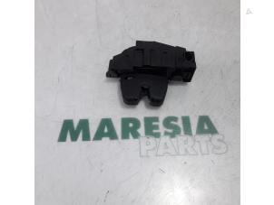 Usagé Serrure de coffre Citroen C3 Picasso (SH) 1.6 16V VTI 120 Prix € 25,00 Règlement à la marge proposé par Maresia Parts