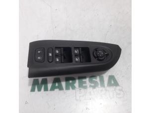 Usados Interruptor combinado de ventanillas Fiat 500X (334) 1.6 E-torq 16V Precio € 60,00 Norma de margen ofrecido por Maresia Parts