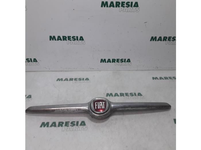 Używane Grill Fiat 500X (334) 1.6 E-torq 16V Cena € 50,00 Procedura marży oferowane przez Maresia Parts
