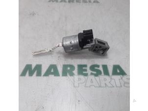 Usagé Serrure de contact + clé Peugeot 5008 I (0A/0E) 1.6 HDiF 16V Prix € 40,00 Règlement à la marge proposé par Maresia Parts
